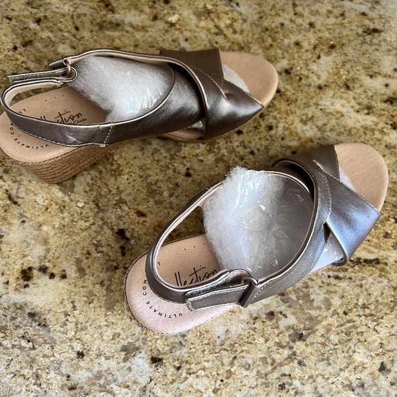 CLARK'S Ultimate Comfort Metallic Wedge Sandal sz 9 NEVER WORN Pewter Leather - Picture 5 of 14